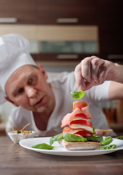 Koch Bereitet Einen Snack Mit Mozzarella Und Geräuchertem Fleisch Selektiver — Stockfoto