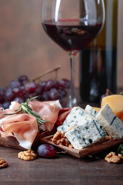 Copo Vinho Tinto Com Vários Queijos Frutas Presunto Uma Velha — Fotografia de Stock