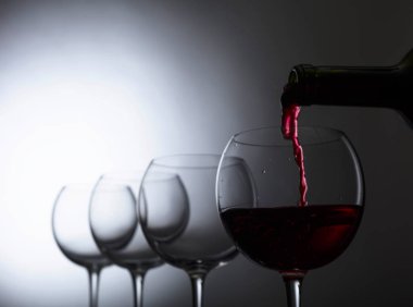 Cam ve şişe kırmızı şarap, metniniz için kopya alanı.