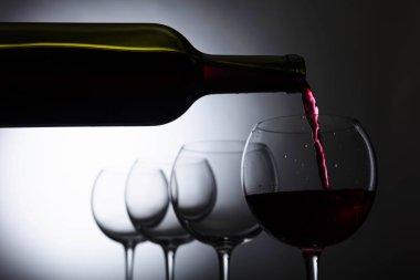 Cam ve şişe kırmızı şarap, metniniz için kopya alanı.
