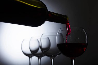 Cam ve şişe kırmızı şarap, metniniz için kopya alanı.