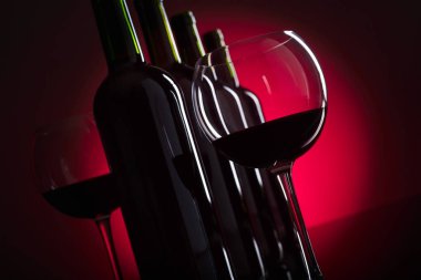 Gözlük ve şişe kırmızı şarap, metniniz için kopya alanı.