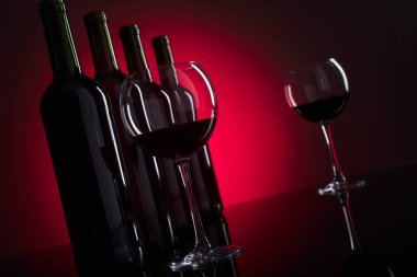 Gözlük ve şişe kırmızı şarap, metniniz için kopya alanı.