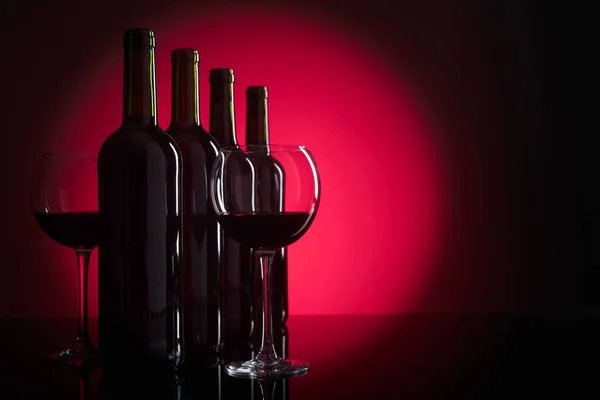 Ποτήρια Και Μπουκάλια Κόκκινο Κρασί Αντίγραφο Χώρου Για Κείμενό Σας — Φωτογραφία Αρχείου