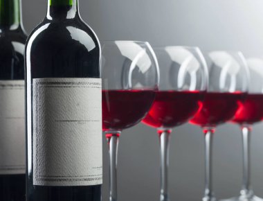 Şişe ve bardak kırmızı şarap. Eski kağıt etiket .