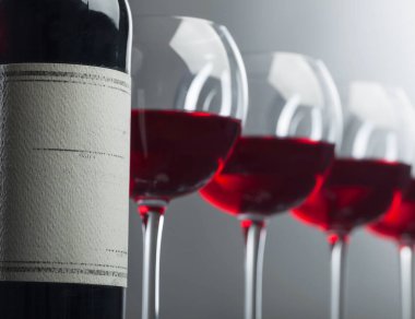 Şişe ve bir kadeh kırmızı şarap. Eski kağıt etiketi .