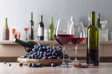 Kadeh kırmızı şarap ve üzüm mutfak masasında