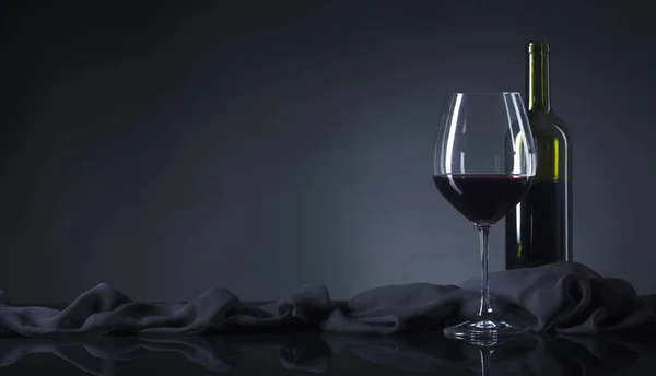 玻璃和瓶红酒 带黑色的反光背景 复制空间为您的文字 — 图库照片