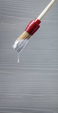 Eski ahşap duvar bir arka plan üzerinde beyaz boya ile boya fırçası. Kopya alanı.