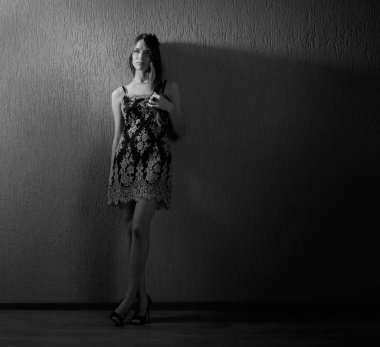 Örtü ile şapkalı güzel bir kadının dramatik portresi. Uzun saç ve mükemmel makyaj ile kız. Stüdyo vurdu .