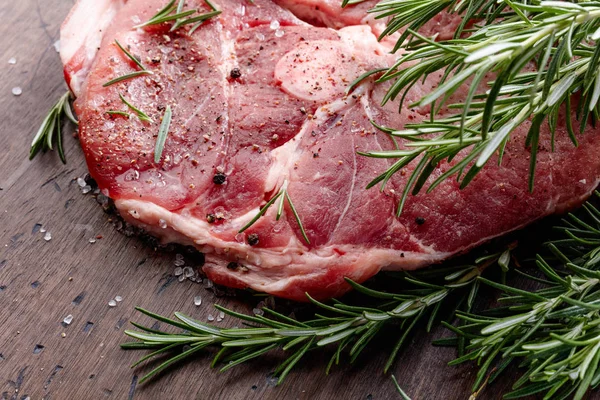 Biberiye, tuz ve biber bir mutfak masasında çiğ domuz. Üstten Görünüm.