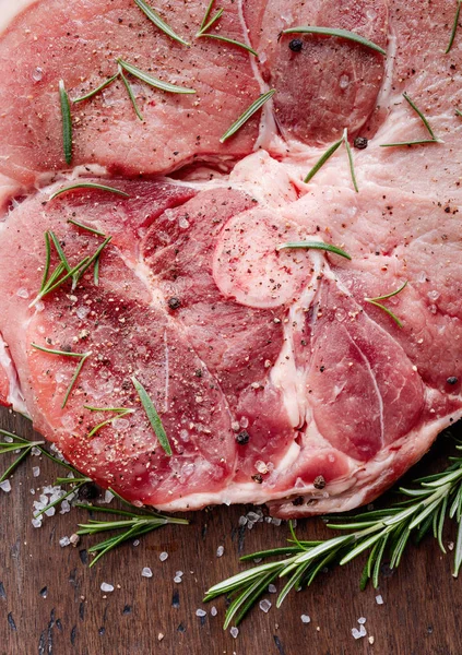 Biberiye, tuz ve biber bir mutfak masasında çiğ domuz. Üstten Görünüm.