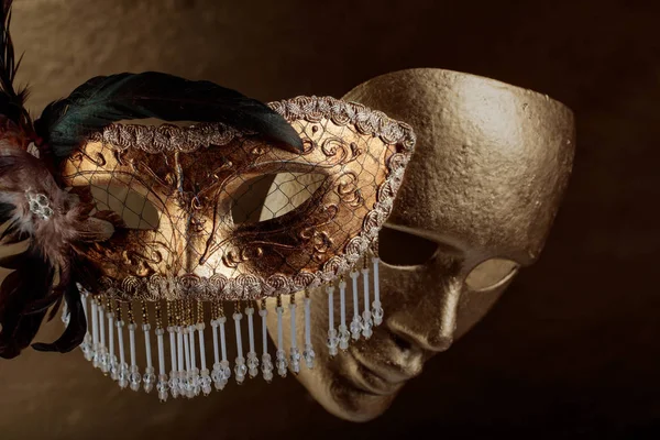 Duas Máscaras Carnaval Dourado Fundo Escuro — Fotografia de Stock