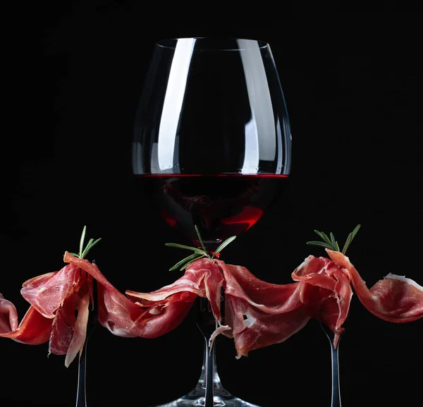 Prosciutto Con Romero Copa Vino Tinto Sobre Fondo Negro Copia —  Fotos de Stock