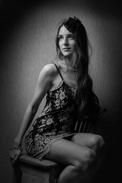 Örtü ile şapkalı güzel bir kadının dramatik portresi. Uzun saç ve mükemmel makyaj ile kız. Stüdyo vurdu .