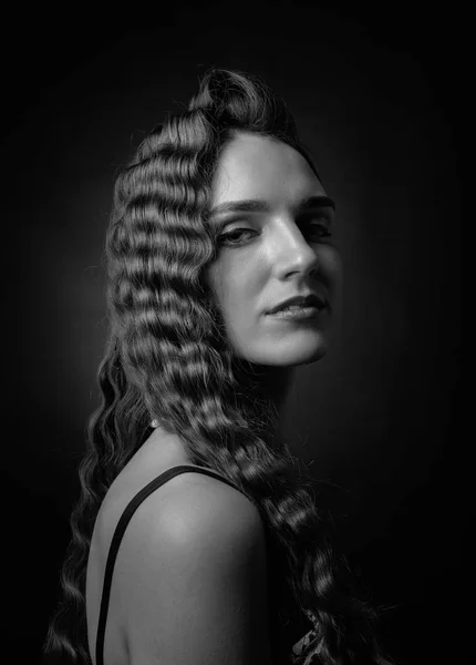 Porträt Einer Schönen Frau Mit Perfekten Langen Haaren Und Make — Stockfoto
