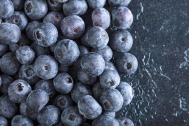  Olgun ve sulu taze yaban mersini closeup aldı. Yaban mersini arka plan. Üstten görünüm, kopya alanı.