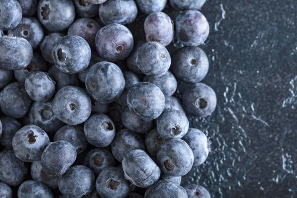  Olgun ve sulu taze yaban mersini closeup aldı. Yaban mersini arka plan. Üstten görünüm, kopya alanı.