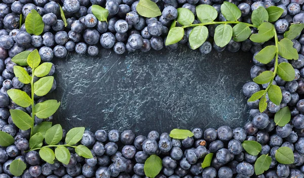 成熟和多汁新鲜采摘蓝莓特写 蓝莓背景 顶部视图 — 图库照片