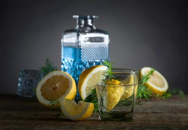 Blå Gin Tonic Och Citron Skivor Ett Gammalt Träbord Alkoholhaltiga — Stockfoto