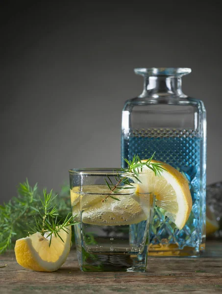 Gin Bleu Tranches Tonique Citron Sur Une Vieille Table Bois — Photo