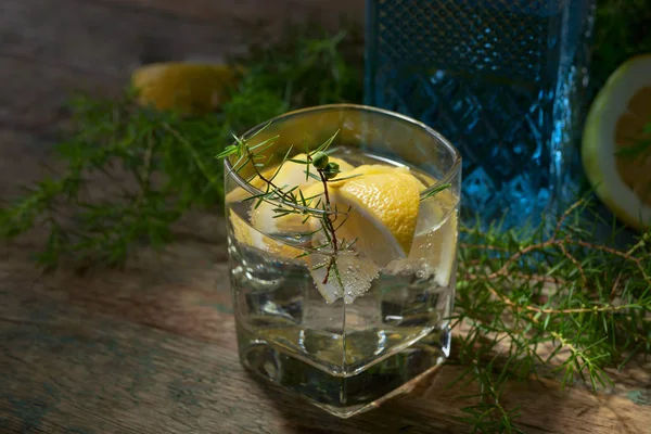 Blå Gin Tonic Och Citron Skivor Ett Gammalt Träbord Alkoholhaltiga — Stockfoto