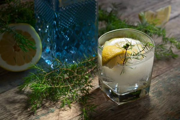 Gin Bleu Tranches Tonique Citron Sur Une Vieille Table Bois — Photo