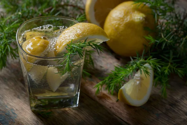 Blue Gin Tonic Und Zitronenscheiben Auf Einem Alten Holztisch Alkoholischer — Stockfoto