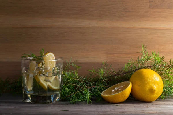 古い木製のテーブルにジン トニック レモン スライス レモン スライスとジュニパー支店アルコール カクテル コピー スペース — ストック写真