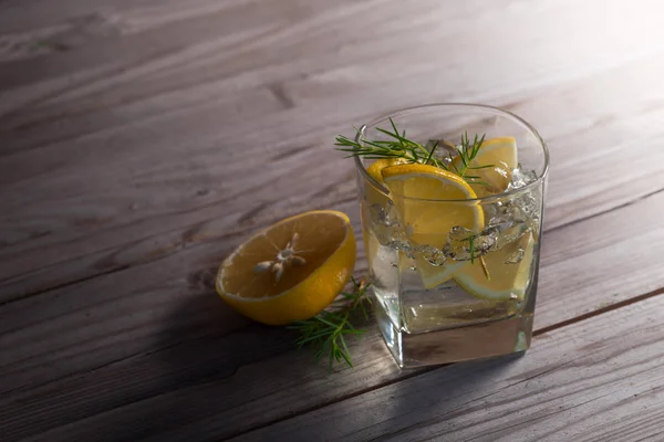 Cin Tonik Limon Dilimleri Eski Ahşap Bir Masa Alkollü Kokteyl — Stok fotoğraf
