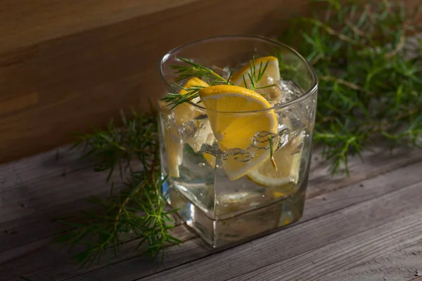 Gin Tonic Lemon Slices Old Wooden Table Alcoholic Cocktail Lemon — Stock Photo, Image