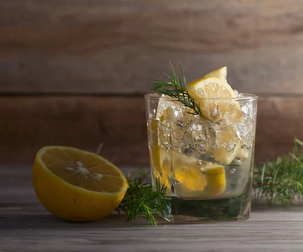 Gin Mit Eis Tonic Und Zitrone Auf Einem Alten Holztisch — Stockfoto