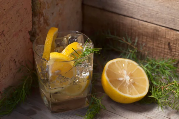 Gin Mit Eis Tonic Und Zitrone Auf Einem Alten Holztisch — Stockfoto