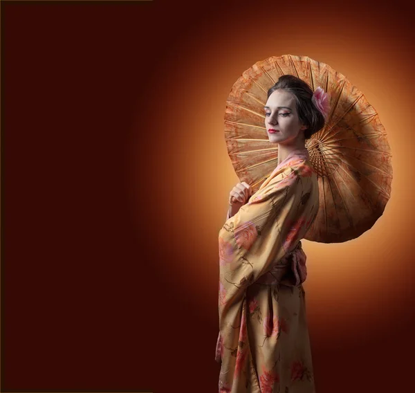 年轻美丽的女人在传统的日本和服与雨伞 完美的发型和妆容 为您的内容腾出空间 — 图库照片