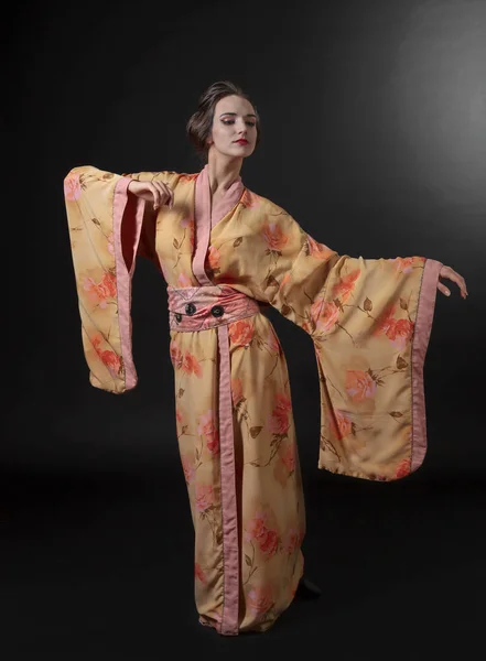 Dansande Kvinna Traditionell Japansk Kimono Svart Bakgrund Ung Vacker Kvinna — Stockfoto