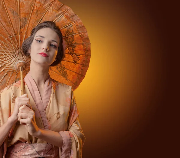 Şemsiye Ile Geleneksel Japon Kimono Genç Güzel Kadın Mükemmel Saç — Stok fotoğraf
