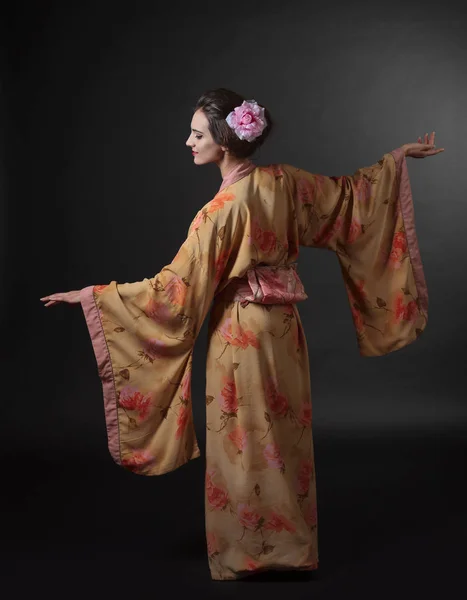 Танці Жінка Традиційне Японське Кімоно Чорному Тлі Молодий Красивою Жінкою — стокове фото