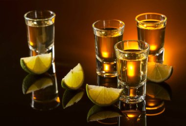 Siyah cam masa tekila ve limon dilimleri.