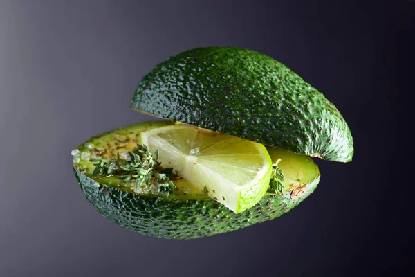 Avocado Met Kalk Tijm Zee Zout — Stockfoto