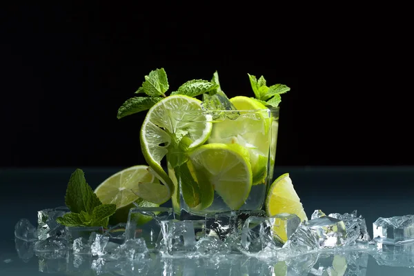 Cóctel Con Hojas Lima Hielo Menta Sobre Una Mesa Cristal — Foto de Stock