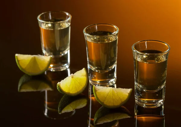 Tequila Rodajas Lima Sobre Una Mesa Vidrio Negro — Foto de Stock
