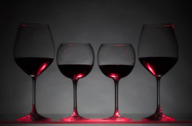 Karanlık bir arka plan üzerinde kırmızı şarap gözlük.