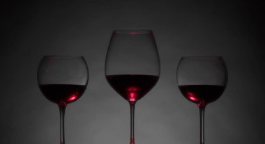 Karanlık bir arka plan üzerinde kırmızı şarap gözlük.