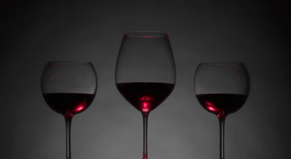 Bicchieri Vino Rosso Sfondo Scuro — Foto Stock