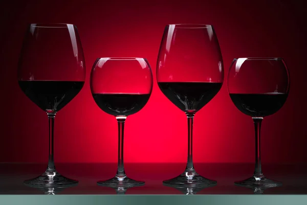Gläser Rotwein Auf Rotem Hintergrund — Stockfoto