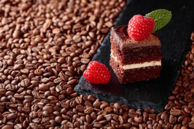 Çikolatalı kek Ahududu ve nane ile closeup. Kopya alanı.