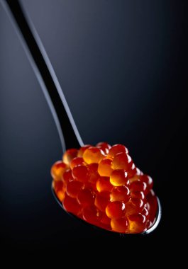  Siyah arka planda kırmızı havyar..