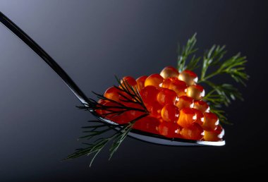  Siyah arka planda kırmızı havyar..