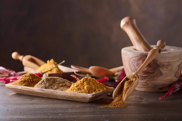 Diverses Épices Indiennes Avec Cuillères Bois Sur Une Vieille Table — Photo