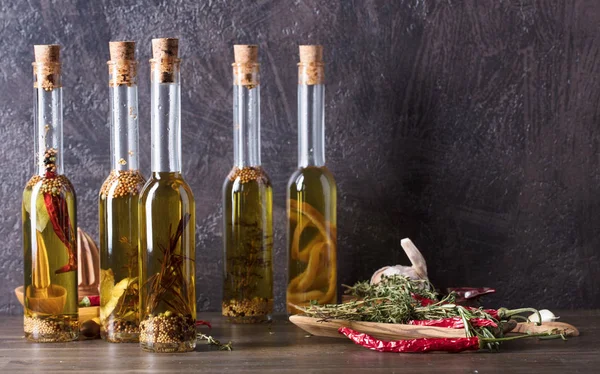 Lahve Olivovým Olejem Starý Dřevěný Stůl Olivový Olej Různé Koření — Stock fotografie